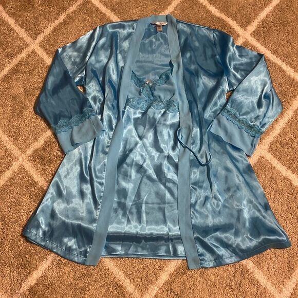 Delicates Silky and Laced Nightgown and Robe Bundle - Picture 2 of 9